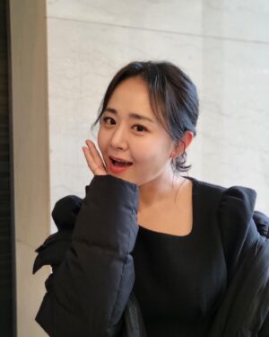 Moon Geun-young Instagram - ⠀⠀⠀⠀⠀⠀⠀⠀⠀⠀⠀⠀⠀⠀⠀⠀
예쁜짓😳

#기억의해각 #오늘밤11시25분 #많관부🙏🏻