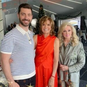 Morgan Fairchild Instagram - #OnMyWalk to Entertainment Tonight, on too, Nov 28 at 7:30 ET/PT, when ET visited with @LindaGray_ and me on our set of #LadiesOfThe80s #ADivasChristmas Catch us tonight! #HappyHolidays #MerryChristmas Sending Love To You All💗🎉💗🎄🦌🎅🏻🎁💗🦌💗🎉💗🎄💗🎅🏻💗🎁💗🦌💗🎉💗🎄💗🎅🏻💗🎁💗🦌💗🎉