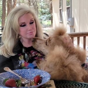 Morgan Fairchild Instagram - #OnMyWalk to sharing lunch with Harper while @cathrynhartt snaps away! We all wish you a #HappyJuly4 and send our love! #Happy4thOfJuly #HappyIndependenceDay #BeKind #LeaveOutWaterForAnimals❤️🇺🇸❤️🎉❤️🥳❤️🎇❤️🇺🇸❤️🎉❤️🥳❤️🎇❤️🇺🇸❤️🎉❤️🥳❤️🎆❤️🇺🇸❤️