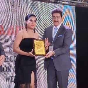 Mousumi Nayak Instagram - Proud Moment Of life. I am Honoured From Great Personality Mr. Sandeep Marwah Sir. Glad to meet you & Felling Blessed 😇
@sandeepmarwah 
@mousuminayakofficial 
@fashiondesign_delhi