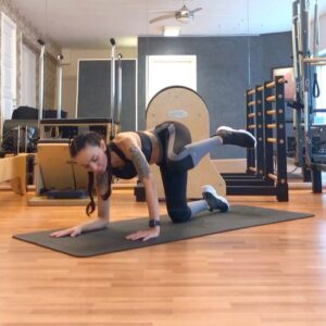 Müge Mangan Instagram - Legs & Booty workout 🔥
Repeat 8-12 times for both sides
Kalca & bacak egzersizleri 🔥
Her iki taraf için 8-12 tekrar yapalım
#mugemangan#gununegzersizi