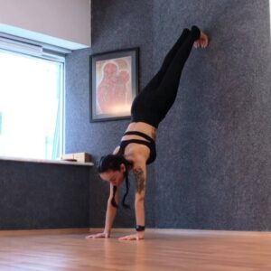 Müge Mangan Instagram - Üst beden ve merkez bölge güçlendirme için duvar egzersizleri 💪
Her iki taraf İçin 8-12 tekrar yapabilirsiniz 

Upper body and core strengtheners
Wall workout is a great way to strengthen your body for handstands. These drills works for your upper body strength, endurance and as well as your core.💪
#mugemangan#gununegzersizi