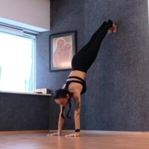 Müge Mangan Instagram - Üst beden ve merkez bölge güçlendirme için duvar egzersizleri 💪
Her iki taraf İçin 8-12 tekrar yapabilirsiniz 

Upper body and core strengtheners
Wall workout is a great way to strengthen your body for handstands. These drills works for your upper body strength, endurance and as well as your core.💪
#mugemangan#gununegzersizi