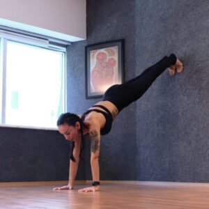 Müge Mangan Instagram - Üst beden ve merkez bölge güçlendirme için duvar egzersizleri 💪
Her iki taraf İçin 8-12 tekrar yapabilirsiniz 

Upper body and core strengtheners
Wall workout is a great way to strengthen your body for handstands. These drills works for your upper body strength, endurance and as well as your core.💪
#mugemangan#gununegzersizi