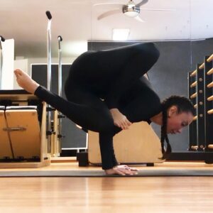 Müge Mangan Instagram - The body achieves what the mind believes.. 🖤
Swipe left to see the video of pose 🎥
#mugemangan#moveoftheday#grasshopperpose