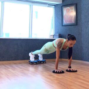 Müge Mangan Instagram - Tüm vücut egzersizi /Whole body workout using the @_flexnow 
Disk yerine havlu veya çorap kullanabilirsiniz. Her iki taraf için 8-12 tekrar yapalım.
You can use towel or socks instead of discs. Repeat 8-12 times for both sides 
Outfit by @speedlifeshop 💚
#wholebodyworkout#gununegzersizi#mugemangan