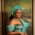 Munachi Abii Instagram - Do i look like Monalisa or Munalisa ☺️? What do you think? Special thanks to @xavi.erhouse Makeup @__bims.artistry Hairstylist @slayedbyify Gele artist @bobo_gele Bridal robe @eventstarters Aso Oke @bethbridals Accessories @jewels_by_plush Shoe and purse @jewels_by_plush Video editing @bshot_it_ Photographer @paulsportrait