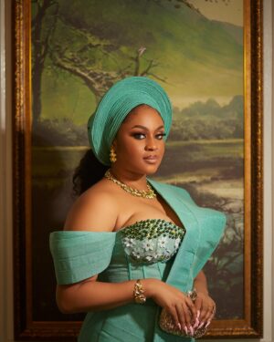 Munachi Abii Instagram - Do i look like Monalisa or Munalisa ☺️? 
What do you think? 

Special thanks to 
@xavi.erhouse 
Makeup @__bims.artistry
Hairstylist @slayedbyify
Gele artist @bobo_gele
Bridal robe @eventstarters
Aso Oke @bethbridals
Accessories @jewels_by_plush
Shoe and purse @jewels_by_plush
Video editing @bshot_it_
Photographer @paulsportrait