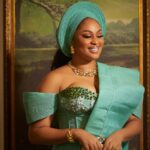 Munachi Abii Instagram - Do i look like Monalisa or Munalisa ☺️? What do you think? Special thanks to @xavi.erhouse Makeup @__bims.artistry Hairstylist @slayedbyify Gele artist @bobo_gele Bridal robe @eventstarters Aso Oke @bethbridals Accessories @jewels_by_plush Shoe and purse @jewels_by_plush Video editing @bshot_it_ Photographer @paulsportrait