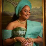 Munachi Abii Instagram - Do i look like Monalisa or Munalisa ☺️? What do you think? Special thanks to @xavi.erhouse Makeup @__bims.artistry Hairstylist @slayedbyify Gele artist @bobo_gele Bridal robe @eventstarters Aso Oke @bethbridals Accessories @jewels_by_plush Shoe and purse @jewels_by_plush Video editing @bshot_it_ Photographer @paulsportrait