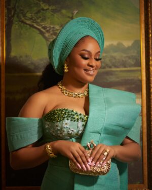 Munachi Abii Instagram - Do i look like Monalisa or Munalisa ☺️? 
What do you think? 

Special thanks to 
@xavi.erhouse 
Makeup @__bims.artistry
Hairstylist @slayedbyify
Gele artist @bobo_gele
Bridal robe @eventstarters
Aso Oke @bethbridals
Accessories @jewels_by_plush
Shoe and purse @jewels_by_plush
Video editing @bshot_it_
Photographer @paulsportrait