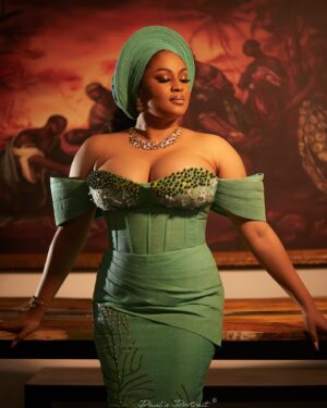 Munachi Abii Instagram - Do i look like Monalisa or Munalisa ☺️? 
What do you think? 

Special thanks to 
@xavi.erhouse 
Makeup @__bims.artistry
Hairstylist @slayedbyify
Gele artist @bobo_gele
Bridal robe @eventstarters
Aso Oke @bethbridals
Accessories @jewels_by_plush
Shoe and purse @jewels_by_plush
Video editing @bshot_it_
Photographer @paulsportrait