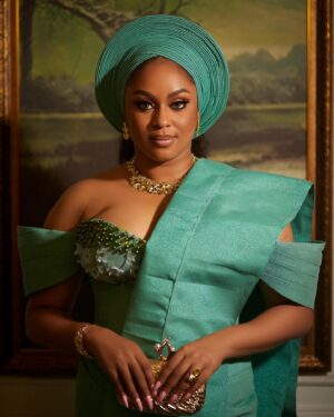 Munachi Abii Instagram - Do i look like Monalisa or Munalisa ☺️? 
What do you think? 

Special thanks to 
@xavi.erhouse 
Makeup @__bims.artistry
Hairstylist @slayedbyify
Gele artist @bobo_gele
Bridal robe @eventstarters
Aso Oke @bethbridals
Accessories @jewels_by_plush
Shoe and purse @jewels_by_plush
Video editing @bshot_it_
Photographer @paulsportrait