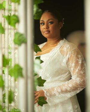 Munachi Abii Instagram - I was told I’d make a very beautiful bride ☺️. What do you think? 

Special thanks to 
@xavi.erhouse 
Makeup @__bims.artistry
Hairstylist @slayedbyify
Gele artist @bobo_gele
Bridal robe @eventstarters
Aso Oke @bethbridals
Accessories @jewels_by_plush
Shoe and purse @jewels_by_plush
Video editing @bshot_it_
Photographer @paulsportriat