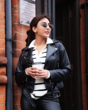Myra Sareen Instagram - Alexa tell me I’m pretty 🫶🏻

#myrasareen #london #coffee #detox #shooting #indian #bollywood #fashion
