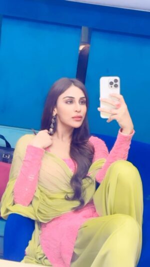 Myra Sareen Instagram - Show me how you work this 😉…
#myrasareen