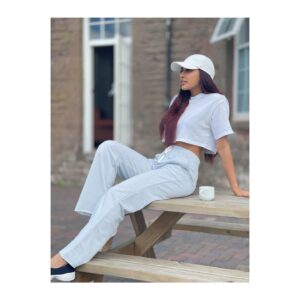 Myra Sareen Instagram - Sometimes you need to stop saying sorry and start saying YES I DID IT SO WHAT…😉
.
.
.
.
.
.
.
.
.
.
#sundaychillsession #evening #london #noshooting #eveningslikethese❤️ #white #vibe #attitude #happy #nomorestress #letschill #memories #nofilter #nosunkiss #nomakeup