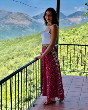 Myriella Kourenti Instagram - ✞ Παναγίτσα μας ✞
•Έχε όλο τον Κόσμο καλά, γεμάτο υγεία και ηρεμία, η αγάπη σου να μας δίνει πάντοτε φτερά να ξεπερνάμε τις αντιξοότητες που προκύπτουν, το φως σου να φωτίζει το φτωχό μας μυαλό και τις μισές καρδιές μας να ζεσταίνει. •Σε ευχαριστούμε για όσα έχεις κάνει και κάνεις για εμάς. Εμάς που συνεχώς ξεχνάμε από πού ήρθαμε και πού θα πάμε στο τέλος. 
•Προστάτεψε όλο τον Κόσμο, άπιστους (ανίδεους) και μη, αμαρτωλούς και καθαρούς, δώσε ζέστη στη ψυχή μας να συνεχίσει να αγαπάει και να είναι ευγνώμων για τα μαθήματα που παίρνει καθημερινά. 
•Σε ευχαριστώ που με αξίωσες να γιορτάζω τη μέρα της γιορτής σου και σε ευχαριστώ που γιορτάζουν μαζί μου άλλοι πόσοι αγαπημένοι μου άνθρωποι. 
Ευχαριστώ από τα βάθη της καρδιάς μου όλους όσους μου έστειλαν «Χρόνια Πολλά» σήμερα και σας στέλνω πίσω άπειρες ευχές για ένα καλύτερο αύριο για όλους μας.!
Σας αγαπάω πολύ και σας στέλνω μπόλικη θετική ενέργεια από ένα ευλογημένο μέρος με μια θέα μαγική..
#15augoustos