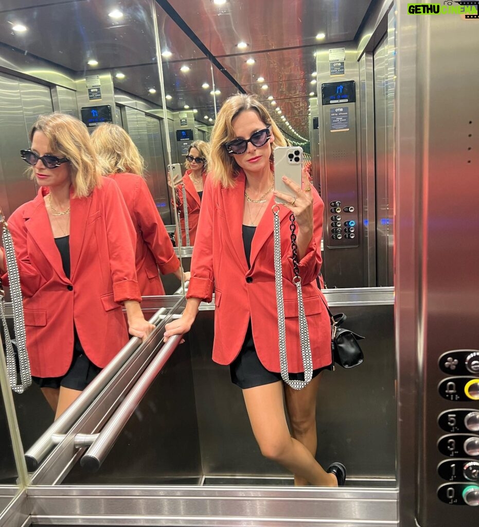 Núria Madruga Instagram - Sozinha no elevador dá nisto. 😎 Já ninguém faz estas fotos, certo? 😅 #dontcare