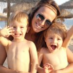 Núria Madruga Instagram - Sabem aquela menina que não queria casar e dizia que se tivesse filhos era só um? É hoje mãe de quatro miúdos maravilhosos e muito feliz. 🤍 Obrigada meus Amores, a Vida deu-me o melhor do Mundo, ser vossa Mãe. Acho que já sabem, mas Amo-vos tanto, tanto, tanto… nunca se esqueçam disso. ♥️ Meu amor @vaskini, não mudava nem uma vírgula da nossa história de Amor, todos os momentos que já passámos juntos e que fazem parte das nossas memórias. Obrigada à minha mãe, que sempre foi a minha heroína. 🤍 Feliz Dia a todas as Mães! Hoje e todos os dias.