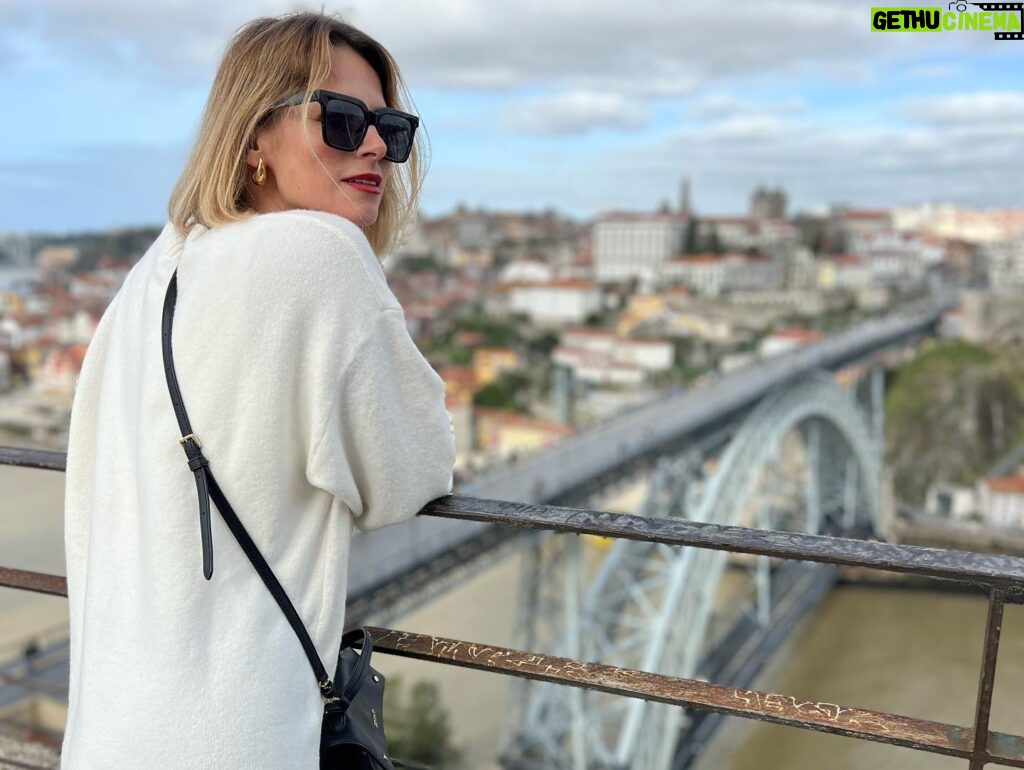 Núria Madruga Instagram - Sempre tão bom voltar a esta cidade incrível. 🤍 Porto 🤍 #familiade6 #viagememfamilia #cidadeporto #francesinhas