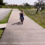 Núria Madruga Instagram - Ver os nossos filhos ficarem mais independentes é um misto de emoções. Deixam de ser os nossos bebés mas ao mesmo tempo é tão bom vê-los cada vez mais preparados e radiantes com as suas conquistas. 🤍 Neste fim de semana o Lourenço quis andar de bicicleta mas não tinha nenhuma disponível com rodinhas. Rapidamente disse que queria andar numa das outras. O Vasco ajudou-o e em menos de uma hora estava a andar sozinho e a superar-se. Confiou. Conseguiu. 🤍 Acho que devíamos aprender mais com as crianças. 🥰 Obrigada, papá, foste um excelente professor. @vaskini