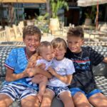 Núria Madruga Instagram - Sabem aquela menina que não queria casar e dizia que se tivesse filhos era só um? É hoje mãe de quatro miúdos maravilhosos e muito feliz. 🤍 Obrigada meus Amores, a Vida deu-me o melhor do Mundo, ser vossa Mãe. Acho que já sabem, mas Amo-vos tanto, tanto, tanto… nunca se esqueçam disso. ♥️ Meu amor @vaskini, não mudava nem uma vírgula da nossa história de Amor, todos os momentos que já passámos juntos e que fazem parte das nossas memórias. Obrigada à minha mãe, que sempre foi a minha heroína. 🤍 Feliz Dia a todas as Mães! Hoje e todos os dias.