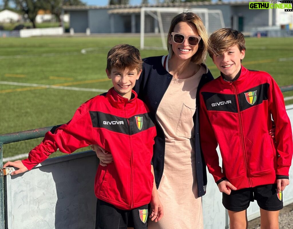 Núria Madruga Instagram - Ser mãe de rapazes, apaixonados por futebol, é passar aqui as manhãs de sábado. Mas enquanto houver este brilho no olhar, tudo vale a pena. 🤍 E sim, tenho filhos quase do meu tamanho. 🙈 Muito orgulho nos meus miúdos. 🥰 #mytwins #momofboys #futebol