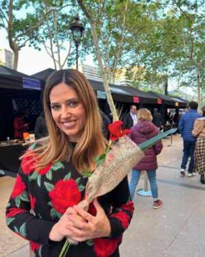 Núria Marín Instagram - Mi primer Sant Jordi como autora:
1- Mi look con rosas, porque es lo que tocaba. Me había comprado también una falda, pero hoy hacía frío y es Sant Jordi y no el día de Elsa de Frozen. 🤣
2- Firmando libros y conociendo a los lectores.
3- Con @salvarezart mi editor y quien creyó en “Soy Afrodita”
4- @rebeca_music me ha dado una sorpresa 🦋
5- En una de las firmas he estado al lado de @marianrojasestape y doy fe que ella es una persona vitamina.
6- Feliç Sant Jordi! 🌹📖🐉
Gracias por todo @temasdehoy @planetadelibros EQUIPAZO