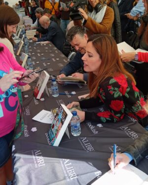 Núria Marín Instagram - Mi primer Sant Jordi como autora:
1- Mi look con rosas, porque es lo que tocaba. Me había comprado también una falda, pero hoy hacía frío y es Sant Jordi y no el día de Elsa de Frozen. 🤣
2- Firmando libros y conociendo a los lectores.
3- Con @salvarezart mi editor y quien creyó en “Soy Afrodita”
4- @rebeca_music me ha dado una sorpresa 🦋
5- En una de las firmas he estado al lado de @marianrojasestape y doy fe que ella es una persona vitamina.
6- Feliç Sant Jordi! 🌹📖🐉
Gracias por todo @temasdehoy @planetadelibros EQUIPAZO
