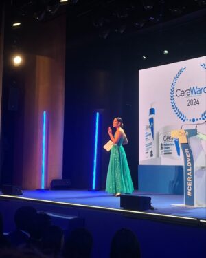 Núria Marín Instagram - Anoche fue un sueño ser la maestra de ceremonias junto a @lucloren de los #Cerawards. Qué lujazo de equipo, de compañero de escenario, de look… Os dejo unos pedacitos de lo que viví. 🥰
@cerave_es 
Lookazo de @yolancris