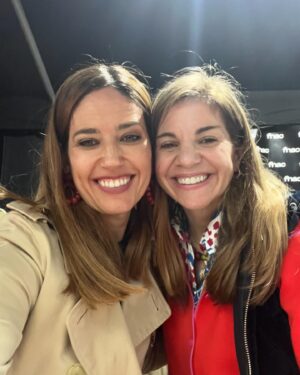 Núria Marín Instagram - Mi primer Sant Jordi como autora:
1- Mi look con rosas, porque es lo que tocaba. Me había comprado también una falda, pero hoy hacía frío y es Sant Jordi y no el día de Elsa de Frozen. 🤣
2- Firmando libros y conociendo a los lectores.
3- Con @salvarezart mi editor y quien creyó en “Soy Afrodita”
4- @rebeca_music me ha dado una sorpresa 🦋
5- En una de las firmas he estado al lado de @marianrojasestape y doy fe que ella es una persona vitamina.
6- Feliç Sant Jordi! 🌹📖🐉
Gracias por todo @temasdehoy @planetadelibros EQUIPAZO