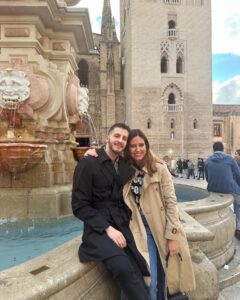 Núria Marín Instagram - 24 horas en Sevilla en 7 puntos: 1- Con @nandoescribano reviviendo el espíritu mariposa que es único, irrepetible e inimitable. 2- Postureo ante la Giralda. 3- Mirando un árbol. 4- Torre del Oro. 5- 🪭🪭🪭 6- Firmando “Soy Afrodita” en La Casa del Libro 7- Encuentro inesperado 🤣 @temasdehoy @planetadelibros