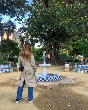 Núria Marín Instagram - 24 horas en Sevilla en 7 puntos:
1- Con @nandoescribano reviviendo el espíritu mariposa que es único, irrepetible e inimitable.
2- Postureo ante la Giralda.
3- Mirando un árbol.
4- Torre del Oro.
5- 🪭🪭🪭
6- Firmando “Soy Afrodita” en La Casa del Libro
7- Encuentro inesperado 🤣
@temasdehoy @planetadelibros