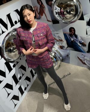 Na Hae-ryung Instagram - @mmmjeans.official  런칭팝업에 다녀왔어요 
🤍 #MMM 🤍너무 예뻐서 다 쓸어담았..🫢
18일까지 현대백화점 압구정본점 B2F 에서 만날수있어요:)