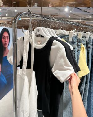 Na Hae-ryung Instagram - @mmmjeans.official  런칭팝업에 다녀왔어요 
🤍 #MMM 🤍너무 예뻐서 다 쓸어담았..🫢
18일까지 현대백화점 압구정본점 B2F 에서 만날수있어요:)