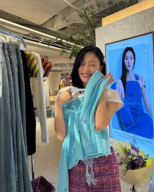 Na Hae-ryung Instagram - @mmmjeans.official  런칭팝업에 다녀왔어요 
🤍 #MMM 🤍너무 예뻐서 다 쓸어담았..🫢
18일까지 현대백화점 압구정본점 B2F 에서 만날수있어요:)