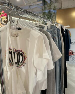Na Hae-ryung Instagram - @mmmjeans.official  런칭팝업에 다녀왔어요 
🤍 #MMM 🤍너무 예뻐서 다 쓸어담았..🫢
18일까지 현대백화점 압구정본점 B2F 에서 만날수있어요:)