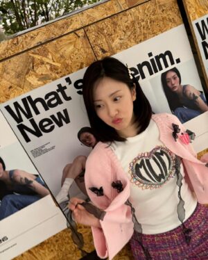Na Hae-ryung Instagram - @mmmjeans.official  런칭팝업에 다녀왔어요 
🤍 #MMM 🤍너무 예뻐서 다 쓸어담았..🫢
18일까지 현대백화점 압구정본점 B2F 에서 만날수있어요:)