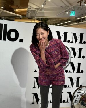 Na Hae-ryung Instagram - @mmmjeans.official  런칭팝업에 다녀왔어요 
🤍 #MMM 🤍너무 예뻐서 다 쓸어담았..🫢
18일까지 현대백화점 압구정본점 B2F 에서 만날수있어요:)