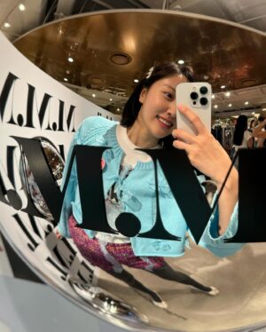 Na Hae-ryung Instagram - @mmmjeans.official  런칭팝업에 다녀왔어요 
🤍 #MMM 🤍너무 예뻐서 다 쓸어담았..🫢
18일까지 현대백화점 압구정본점 B2F 에서 만날수있어요:)