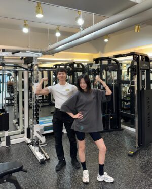 Na Hae-ryung Instagram - @fitdirector_official 운동은 꼭 필요하더군요
앞으로도 열심히 운동하즈아 해령아 💪
스트레칭부터 쇠질 참 맛까지 세심하게 알려주는 @fitdirector__leader 오빠의 티칭 
운동 열심히 하겠습니다 이번 여름을 위하여 🏄‍♀️