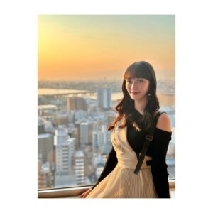 NaHo Instagram - 大阪中国映画週間にて、「昴」を中国語と日本語で歌唱させていただきました！
.
今回のイベントで出会った多くの方々が、「昴」に対して思い出があるとおっしゃっていました。
実は私の父も、中国留学をしていた頃から「昴」を中国語日本語で歌っていたそうで、
私がこうした場で歌えることにとても意味を感じています。
.
そしてレセプションパーティーでは、私の中国での体験談を少しお話しさせていただきました🫣🫧
このような貴重な機会をいただけて本当にありがたい限りです。
.
歌も映画も、言葉、世代、国境をも超えるものだと私は信じています。
これからもそんな素敵な作品に出会えることを、一音楽•映画ファンとして心より楽しみにしています✨
.
写真は大阪のオフショットです📸
.
#大阪中国映画週間 #昴 #日中国交正常化#七穂 #七穗 #青春有你2 #NaHo #qisui #youthwithyou #secondcultureinc