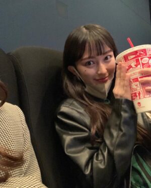 NaHo Instagram - 皆さん、ゴールデンウィークはいかがお過ごしでしょうか？？☺️
.
私は沢山映画を見ながら過ごしています。皆さんのおすすめの映画があれば是非教えて下さい！
.
写真は友達と映画を観に行った時のものです🎬
欲張って飲み物のLサイズを注文したら、想像以上に大きかったです、、🤣
.
4枚目の動画は、最近やっとインスタの加工の使い方がわかったので遊んでみました。噂通り盛れますね、、🐶（気づくの遅い）
.
皆さんお体に気をつけて、
楽しいゴールデンウィークになりますように..！
.
感谢大家一直以来的支持，祝你们五一快乐，愿你们每天都开心🥳
.
#GW #ゴールデンウィーク #劳动节 #七穂 #七穗 #青春有你2 #NaHo #qisui #youthwithyou #secondcultureinc