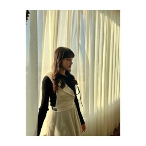 NaHo Instagram - 大阪中国映画週間にて、「昴」を中国語と日本語で歌唱させていただきました！
.
今回のイベントで出会った多くの方々が、「昴」に対して思い出があるとおっしゃっていました。
実は私の父も、中国留学をしていた頃から「昴」を中国語日本語で歌っていたそうで、
私がこうした場で歌えることにとても意味を感じています。
.
そしてレセプションパーティーでは、私の中国での体験談を少しお話しさせていただきました🫣🫧
このような貴重な機会をいただけて本当にありがたい限りです。
.
歌も映画も、言葉、世代、国境をも超えるものだと私は信じています。
これからもそんな素敵な作品に出会えることを、一音楽•映画ファンとして心より楽しみにしています✨
.
写真は大阪のオフショットです📸
.
#大阪中国映画週間 #昴 #日中国交正常化#七穂 #七穗 #青春有你2 #NaHo #qisui #youthwithyou #secondcultureinc