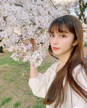 NaHo Instagram - 2021年も、皆さんありがとうございました！✨
今年はドラマ撮影、セカンドアルバムリリース、MV6作連続リリース、中国駐大阪領事館イベントなど、様々な経験をさせていただきました。　
貴重な経験が出来たことが、私にとって2021年で得た宝物です。
.
また今年は大学を卒業し、中国と日本で活動するアーティストとして、責任感をより持つようになった一年でもありました。
コロナ禍で思うように動けない時も、「日本でできることを」と一生懸命支えて下さったスタッフの皆さん、ずっと応援して下さっているファンの皆さん、本当に本当にありがとうございました！
.
今年感じた幸せ、楽しさ、辛さ、苦しさ、全て自分の糧にして、2022年は更にパワーアップできるよう、中国と日本の架け橋になれるよう、活動頑張ります！🌈
.
皆さん、良いお年を〜🐮
.
#NaHo #qisui #youthwithyou #secondcultureinc #穗月有你 #七穂 #七穗 #青春有你 #青春有你2 #麦穗们 #2021 #2022