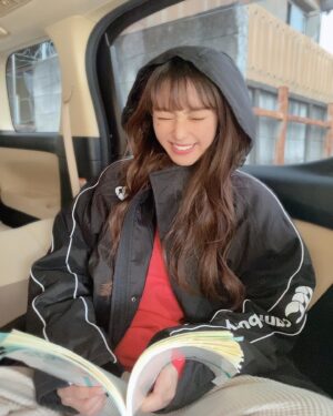 NaHo Instagram - 2021年も、皆さんありがとうございました！✨
今年はドラマ撮影、セカンドアルバムリリース、MV6作連続リリース、中国駐大阪領事館イベントなど、様々な経験をさせていただきました。　
貴重な経験が出来たことが、私にとって2021年で得た宝物です。
.
また今年は大学を卒業し、中国と日本で活動するアーティストとして、責任感をより持つようになった一年でもありました。
コロナ禍で思うように動けない時も、「日本でできることを」と一生懸命支えて下さったスタッフの皆さん、ずっと応援して下さっているファンの皆さん、本当に本当にありがとうございました！
.
今年感じた幸せ、楽しさ、辛さ、苦しさ、全て自分の糧にして、2022年は更にパワーアップできるよう、中国と日本の架け橋になれるよう、活動頑張ります！🌈
.
皆さん、良いお年を〜🐮
.
#NaHo #qisui #youthwithyou #secondcultureinc #穗月有你 #七穂 #七穗 #青春有你 #青春有你2 #麦穗们 #2021 #2022