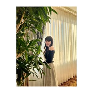 NaHo Instagram - 大阪中国映画週間にて、「昴」を中国語と日本語で歌唱させていただきました！
.
今回のイベントで出会った多くの方々が、「昴」に対して思い出があるとおっしゃっていました。
実は私の父も、中国留学をしていた頃から「昴」を中国語日本語で歌っていたそうで、
私がこうした場で歌えることにとても意味を感じています。
.
そしてレセプションパーティーでは、私の中国での体験談を少しお話しさせていただきました🫣🫧
このような貴重な機会をいただけて本当にありがたい限りです。
.
歌も映画も、言葉、世代、国境をも超えるものだと私は信じています。
これからもそんな素敵な作品に出会えることを、一音楽•映画ファンとして心より楽しみにしています✨
.
写真は大阪のオフショットです📸
.
#大阪中国映画週間 #昴 #日中国交正常化#七穂 #七穗 #青春有你2 #NaHo #qisui #youthwithyou #secondcultureinc