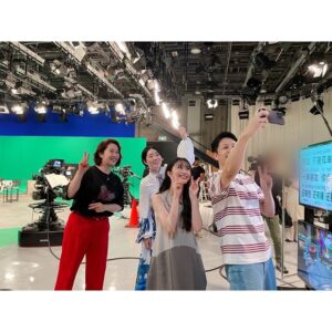 NaHo Instagram - 今日8月3日（水）23時〜23時20分NHK Eテレ『中国語！ナビ』に出演します！
.
私も中国語勉強を始めた頃、NHK Eテレの中国語番組を毎週みていたので、今回の出演が決まってとても嬉しく思います☺️！
『中国語！ナビ』をみて、一緒に楽しく中国語を学びましょう✨
.
写真は出演者の方々と、、📸
陳先生や王さんは、中国語番組で以前から拝見していて、
イモトさんは中高生の頃からテレビで拝見していた大好きな方なので、、緊張しました！
嬉しさ全開の写真です✌️
.
8月5日（金）6時05分～6時25分、
13時50分～14時10分にも再放送があります。
本日見られない方も是非ご覧ください〜！
.
#中国語ナビ#NHK#Eテレ#学中文#七穂 #七穗 #青春有你2 #NaHo #qisui #youthwithyou #secondcultureinc