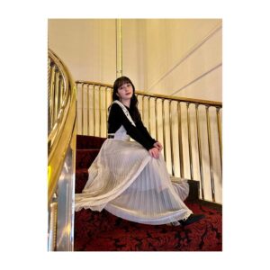 NaHo Instagram - 大阪中国映画週間にて、「昴」を中国語と日本語で歌唱させていただきました！
.
今回のイベントで出会った多くの方々が、「昴」に対して思い出があるとおっしゃっていました。
実は私の父も、中国留学をしていた頃から「昴」を中国語日本語で歌っていたそうで、
私がこうした場で歌えることにとても意味を感じています。
.
そしてレセプションパーティーでは、私の中国での体験談を少しお話しさせていただきました🫣🫧
このような貴重な機会をいただけて本当にありがたい限りです。
.
歌も映画も、言葉、世代、国境をも超えるものだと私は信じています。
これからもそんな素敵な作品に出会えることを、一音楽•映画ファンとして心より楽しみにしています✨
.
写真は大阪のオフショットです📸
.
#大阪中国映画週間 #昴 #日中国交正常化#七穂 #七穗 #青春有你2 #NaHo #qisui #youthwithyou #secondcultureinc